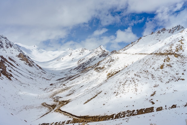 Sceniczny widok między ścieżką na Khardung losie angeles, przełęcz w Ladakh regionie Jammu i Kaszmir.