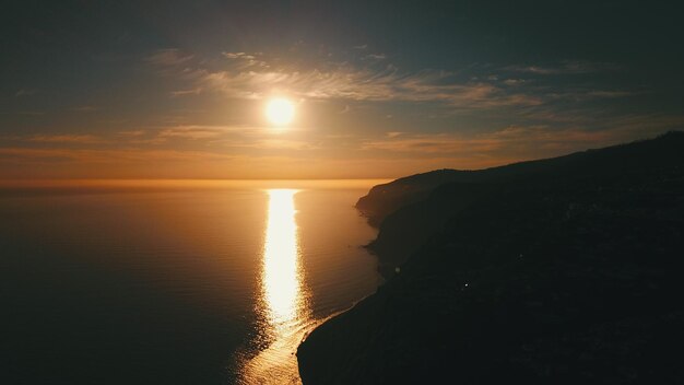 Zdjęcie sceniczny widok morza na tle nieba podczas zachodu słońca