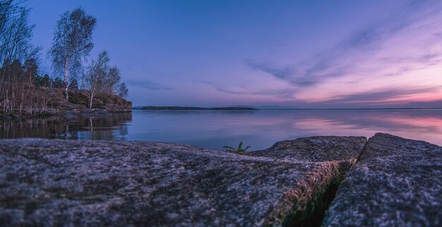 Sceniczny widok morza na tle nieba podczas zachodu słońca