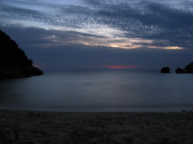 Zdjęcie sceniczny widok morza na tle nieba przy zachodzie słońca