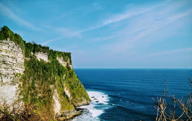 Sceniczny widok morza na tle nieba