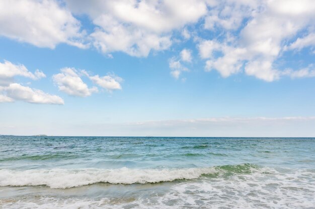 Zdjęcie sceniczny widok morza na tle nieba