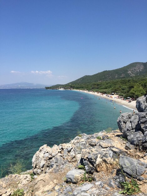 Zdjęcie sceniczny widok morza na tle nieba