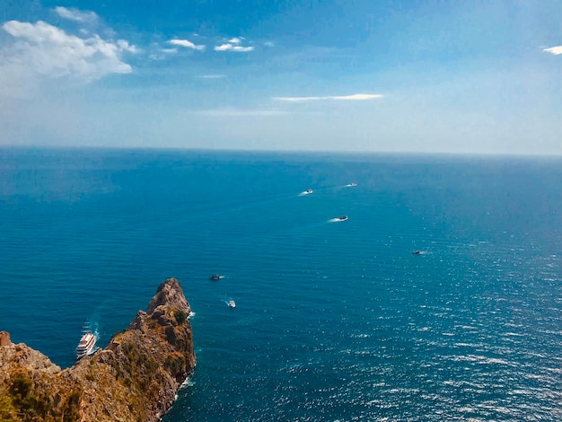 Zdjęcie sceniczny widok morza na tle nieba