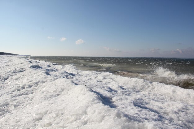 Zdjęcie sceniczny widok morza na tle nieba