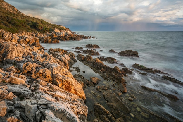 Zdjęcie sceniczny widok morza na tle nieba