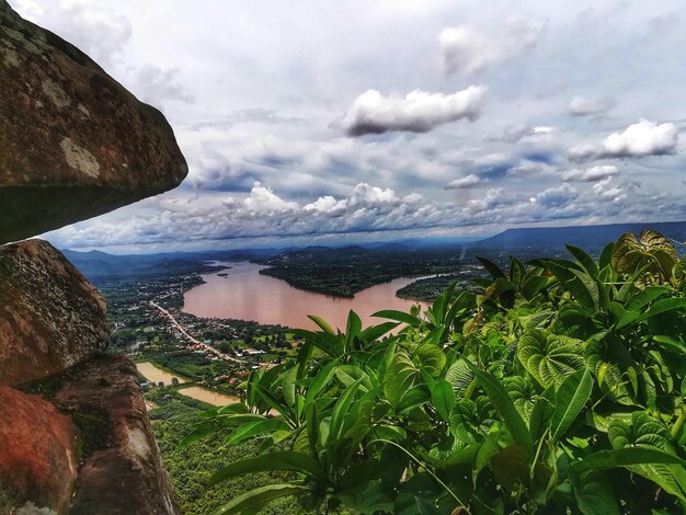 Zdjęcie sceniczny widok morza na tle nieba