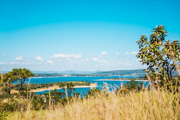 Zdjęcie sceniczny widok morza na tle nieba