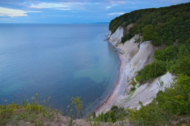 Zdjęcie sceniczny widok morza na tle nieba