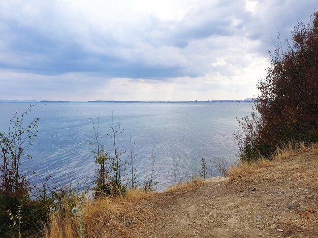 Zdjęcie sceniczny widok morza na tle nieba