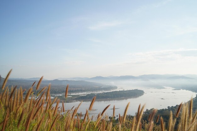 Sceniczny widok morza na tle nieba