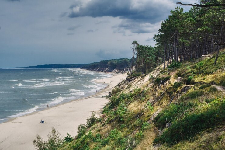 Zdjęcie sceniczny widok morza na tle nieba