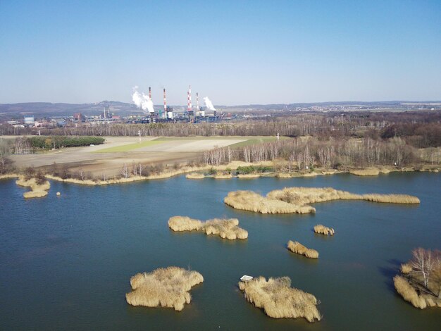 Zdjęcie sceniczny widok morza na tle nieba