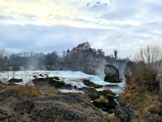 Zdjęcie sceniczny widok morza na tle nieba