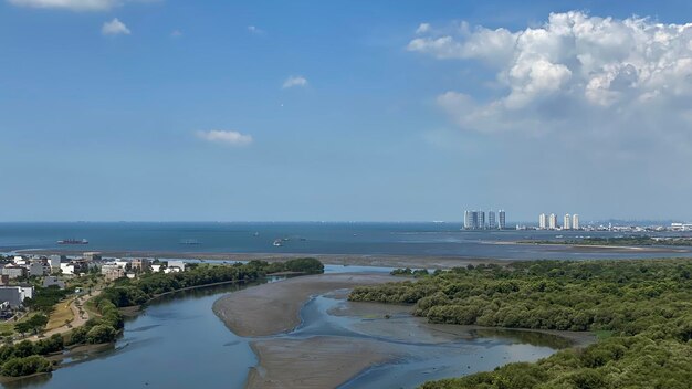 Zdjęcie sceniczny widok morza na tle nieba