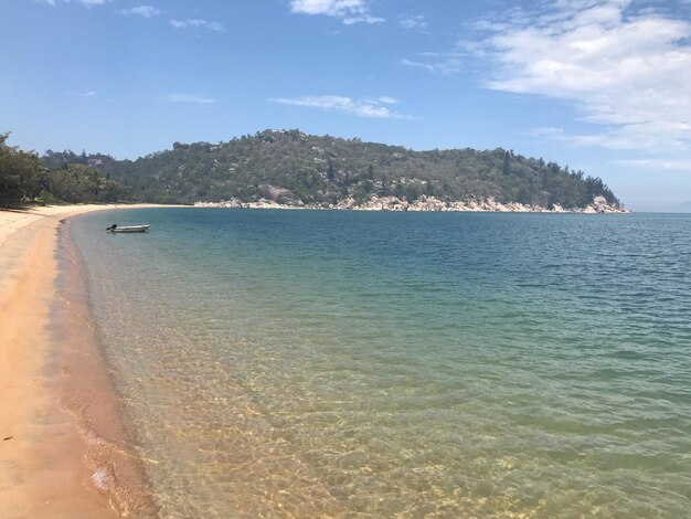 Zdjęcie sceniczny widok morza na tle nieba