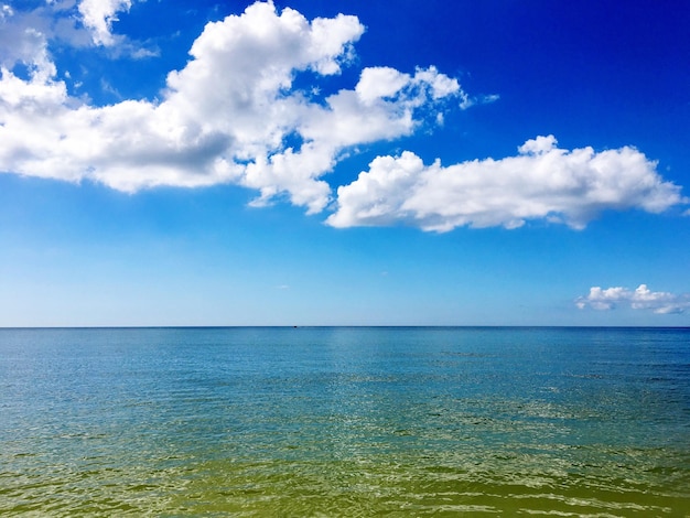 Zdjęcie sceniczny widok morza na tle nieba