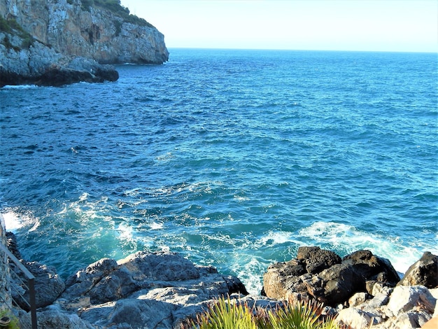 Zdjęcie sceniczny widok morza na tle nieba