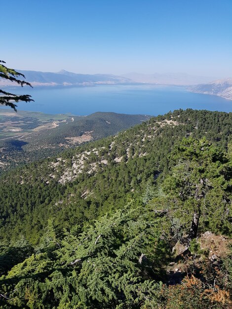 Zdjęcie sceniczny widok morza na tle nieba