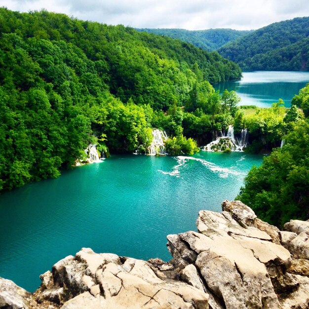 Zdjęcie sceniczny widok morza na tle nieba