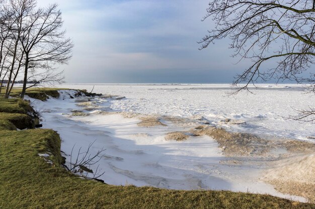 Zdjęcie sceniczny widok morza na tle nieba