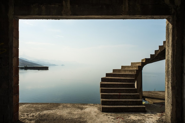 Sceniczny widok morza na tle nieba