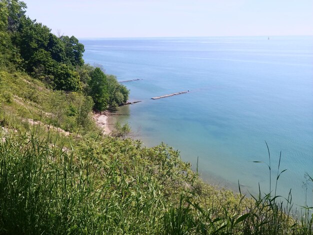 Zdjęcie sceniczny widok morza na tle nieba