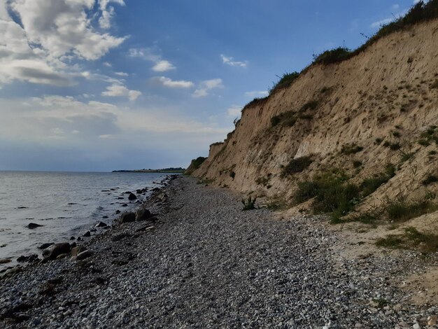 Zdjęcie sceniczny widok morza na tle nieba