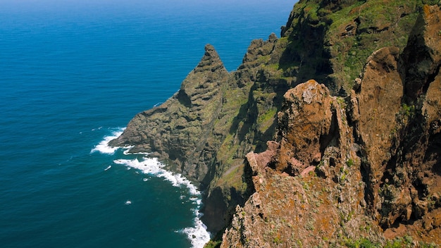 Sceniczny widok morza na tle nieba