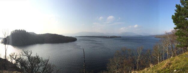 Zdjęcie sceniczny widok morza na tle nieba