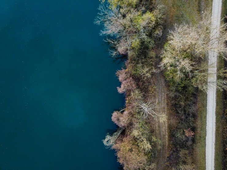 Zdjęcie sceniczny widok morza na tle nieba