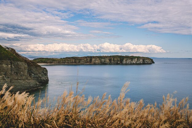 Zdjęcie sceniczny widok morza na tle nieba