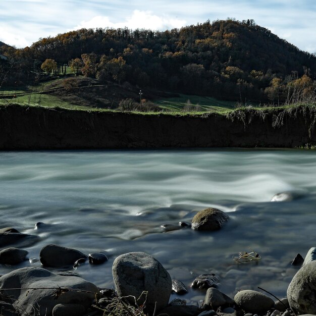 Zdjęcie sceniczny widok morza na tle nieba