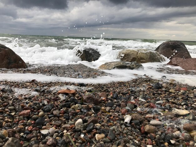 Zdjęcie sceniczny widok morza na tle nieba