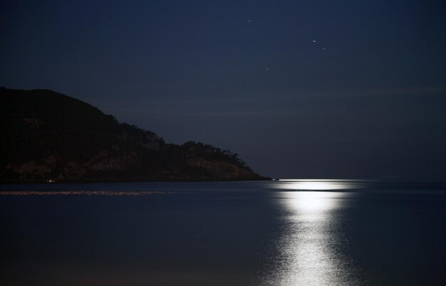 Zdjęcie sceniczny widok morza w nocy