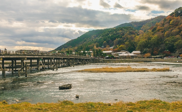 Zdjęcie sceniczny widok most nad rzeką z góry i nieba tłem