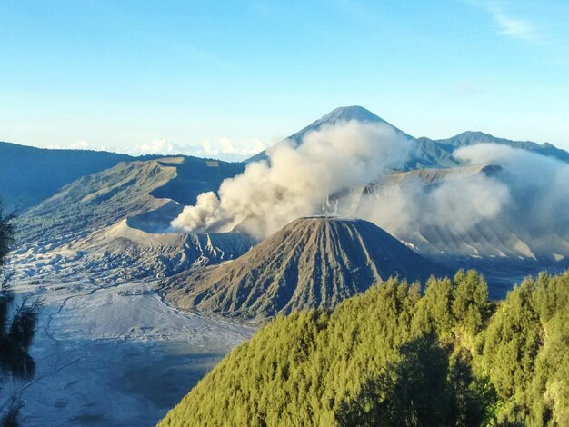 Zdjęcie sceniczny widok mt bromo na tle nieba