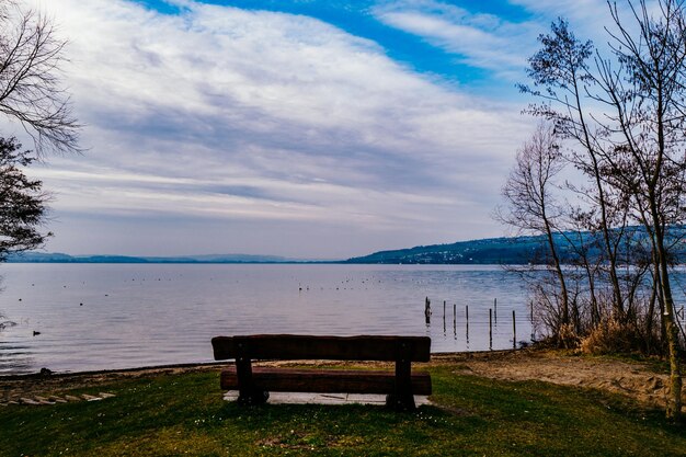 Zdjęcie sceniczny widok na jezioro na chmurnym niebie