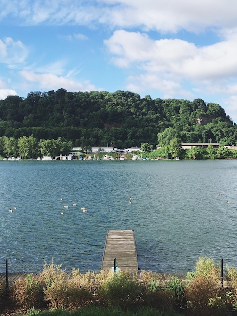 Sceniczny widok na jezioro na chmurnym niebie