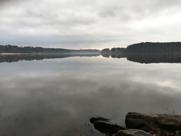 Zdjęcie sceniczny widok na jezioro na chmurnym niebie