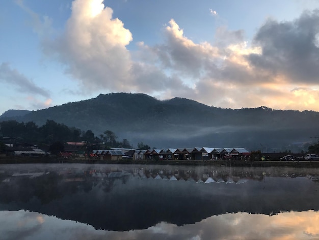 Zdjęcie sceniczny widok na jezioro przez góry na tle nieba