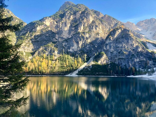 Zdjęcie sceniczny widok na jezioro przez góry na tle nieba