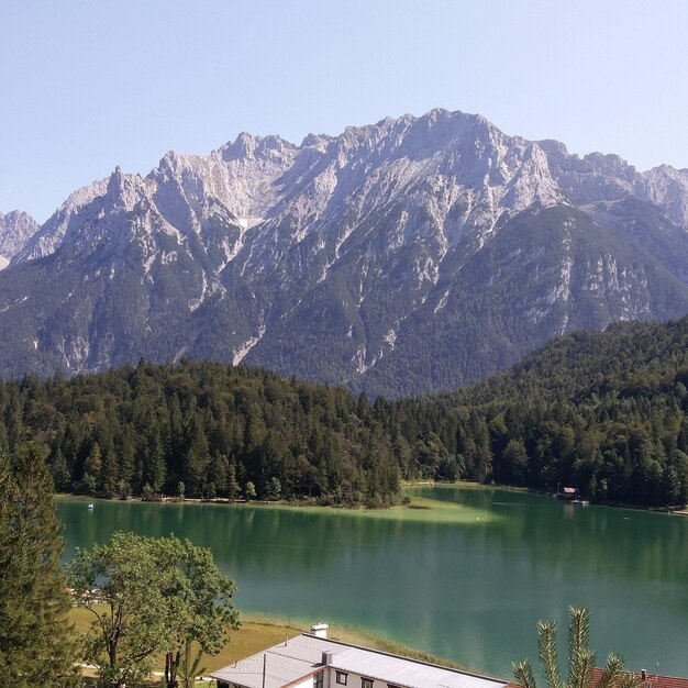 Zdjęcie sceniczny widok na jezioro przez góry na tle nieba