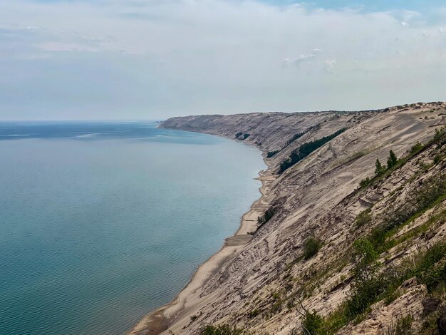 Zdjęcie sceniczny widok na morze na tle klifu pod niebem