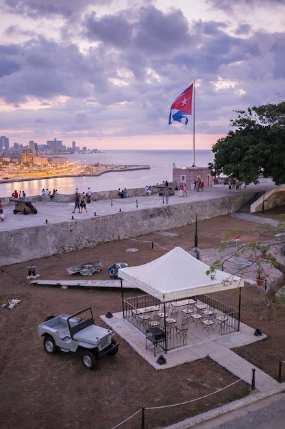 Zdjęcie sceniczny widok na plażę na chmurnym niebie