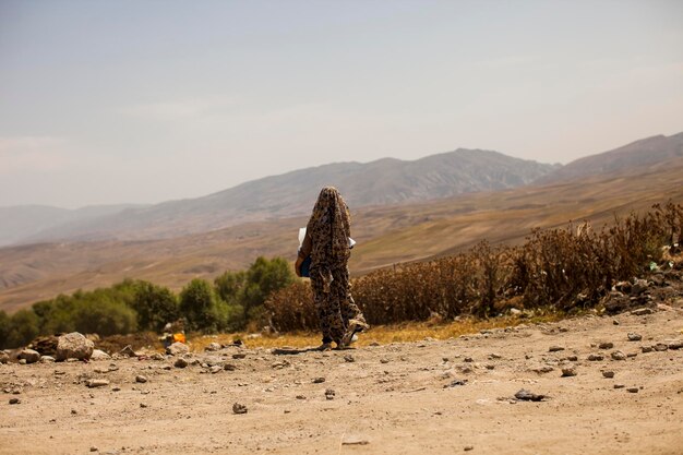 Zdjęcie sceniczny widok na pustynię na tle nieba samotna kobieta iran biedne życie