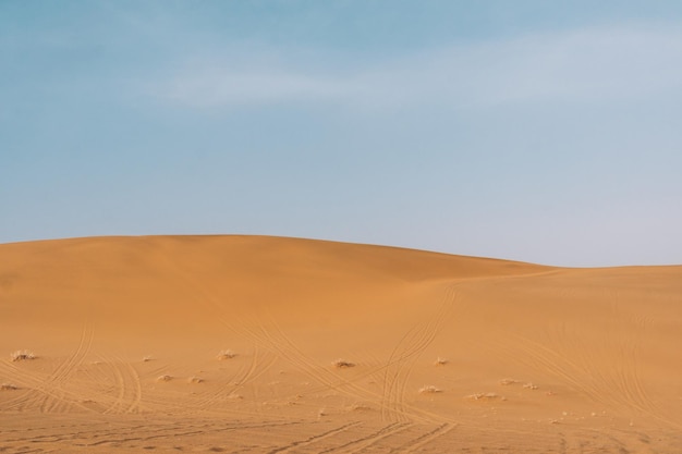 Sceniczny widok na pustynię na tle nieba