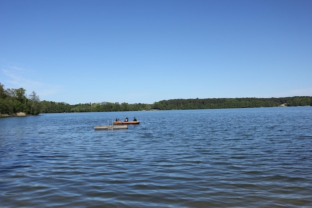 Sceniczny widok na rzekę na tle czystego nieba