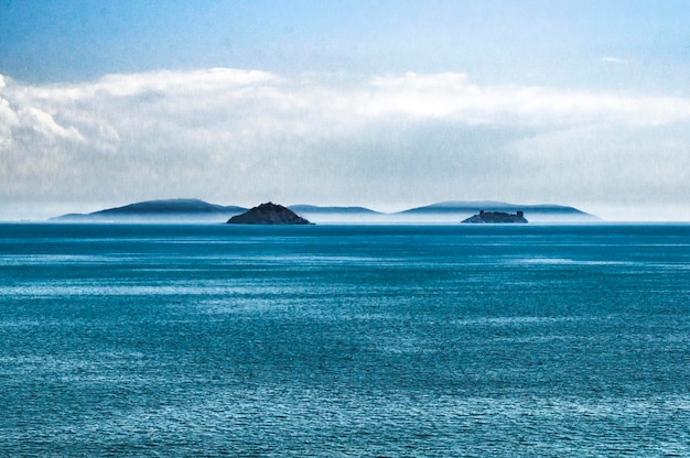 Sceniczny widok niebieskiego morza na chmurnym niebie