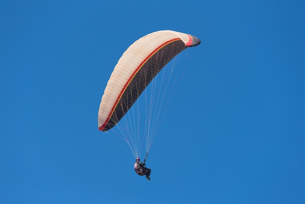 Sceniczny widok paraglider na słonecznym dniu.